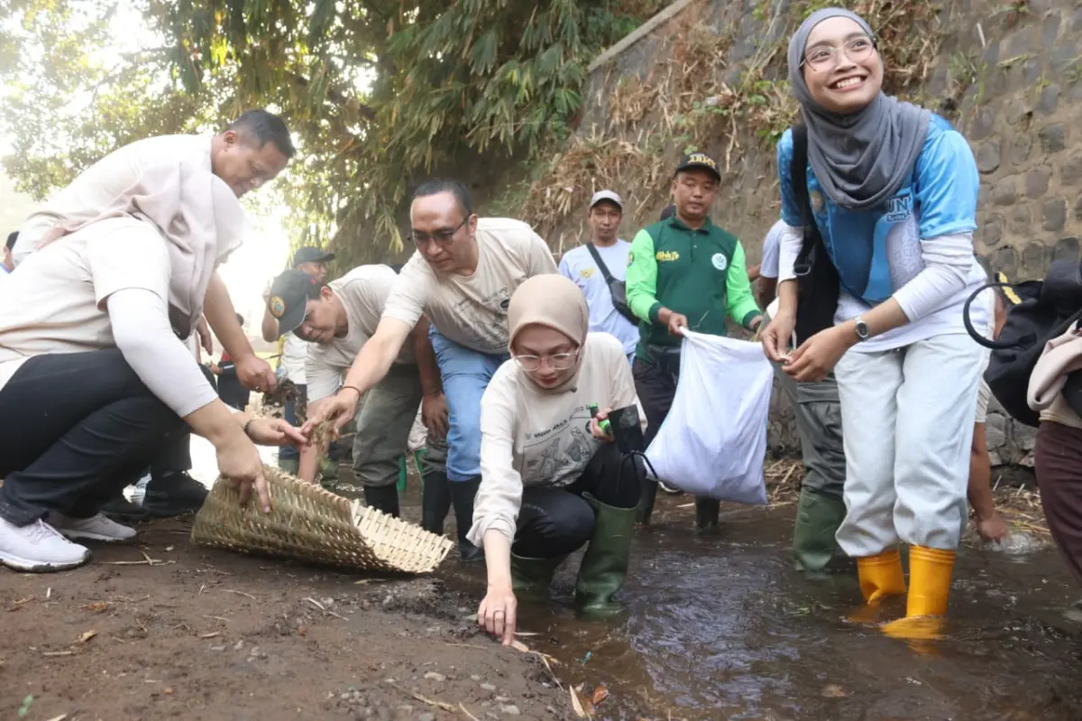 Peringati Hari Lingkungan Hidup Sedunia, Walikota Kediri Punguti Sampah Sungai Kedak