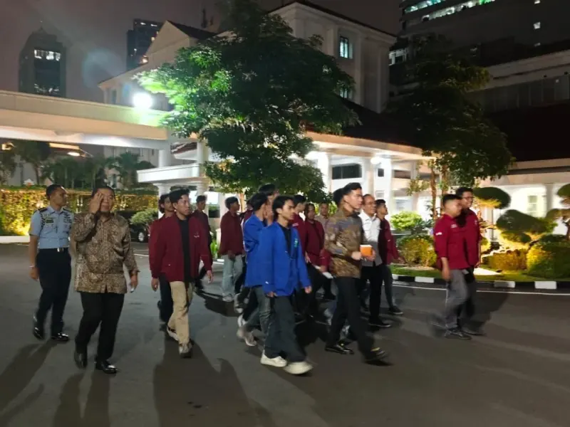 Wapres Gibran Salat Magrib Bersama Mahasiswa Usai Dialog