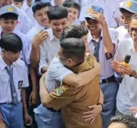 Momen Haru di SMK PGRI Pandeglang: Siswa Peluk Gubernur Andra Soni, Program Sekolah Gratis Jadi Harapan Baru