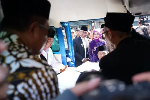 Walikota Kediri Saksikan Nikah Massal 53 Pasangan di VW Kombi, Pecahkan Rekor MURI 2026