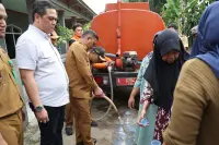 Kemarau Panjang, Gubernur Andra Soni Suplai Air Bersih  di Kabupaten Tangerang