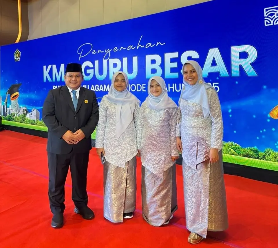 Jejak Sunyi dari Menara Masjid: Hasani Ahmad Said Menembus Batas Hingga Guru Besar