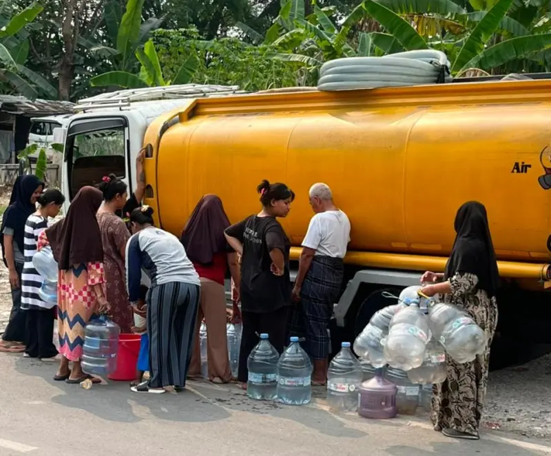 Marlyn Maisarah Salurkan Bantuan Air Bersih untuk Warga Babakan Madang