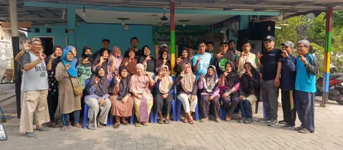 Kerja Bakti RW 03 Cempaka Putih Sambut HUT RI ke-81, Libatkan Mahasiswa KKN UMJ