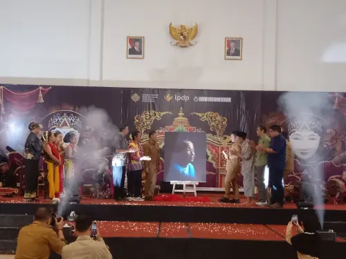 Bupati Tegal Apresiasi Peluncuran Buku Biografi Maestro Tari Endel Sawitri