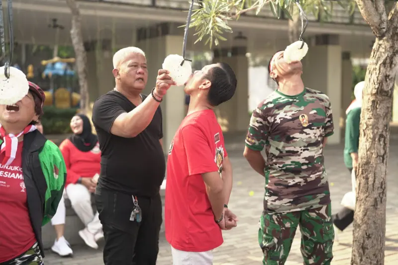 Semarak HUT RI ke-81, Forkopimcam Pamulang Langsungkan Lomba Makam Kerupuk di Alun-Alun