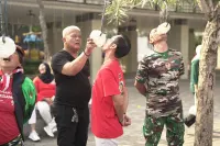 Semarak HUT RI ke-81, Forkopimcam Pamulang Langsungkan Lomba Makam Kerupuk di Alun-Alun