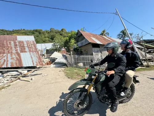 Akses Sulit, Wapres Gibran Nekat Naik Motor Temui Warga Kampung Waso