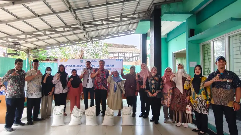 2.081 KPM  Kelurahan Cipayung Terima Bantuan Beras Masing-masing 30 Kg