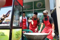 Ketua BAZNAS Jadi Chef ZChicken, 15.000 Paket Gratis Diserbu Muktamirin di Jombang Jawa Timur