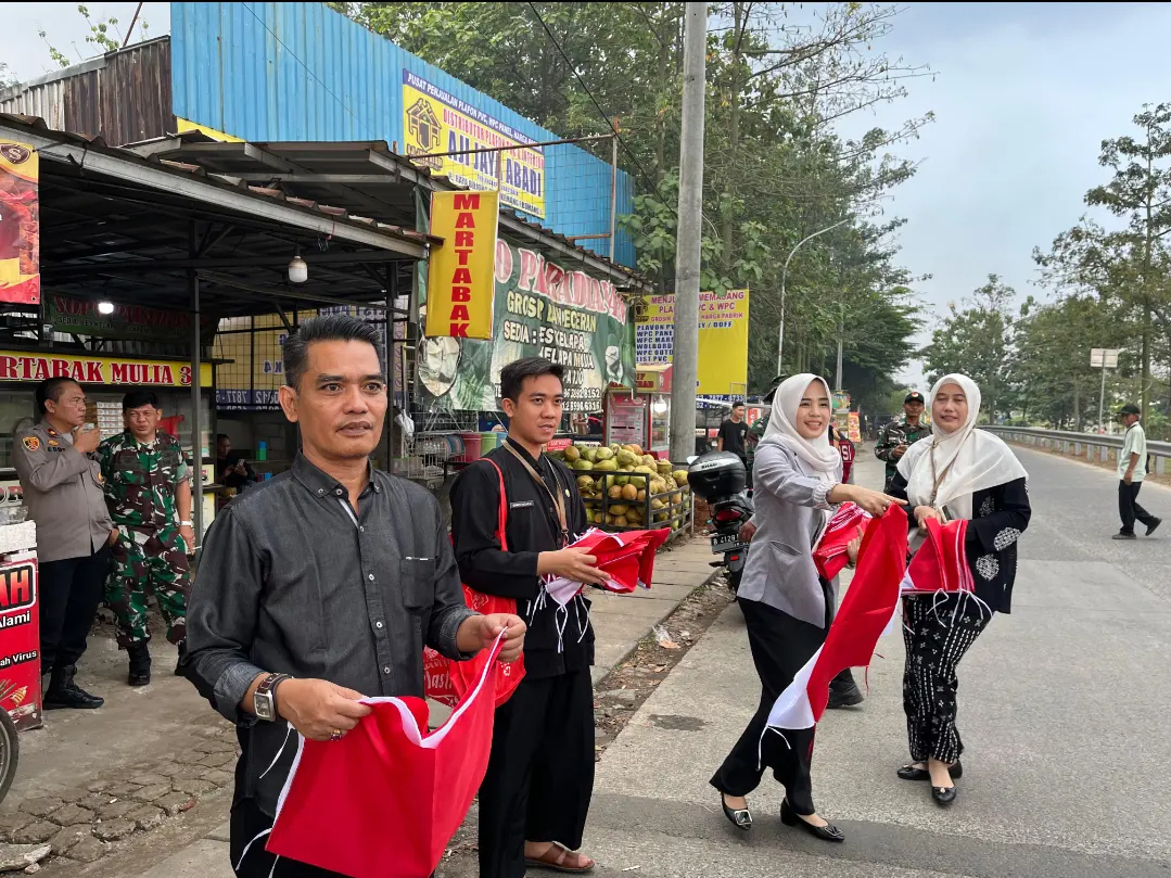Camat Tajurhalang Turun ke Jalan, Bagikan 500 Bendera Merah Putih Semarak HUT RI ke-81