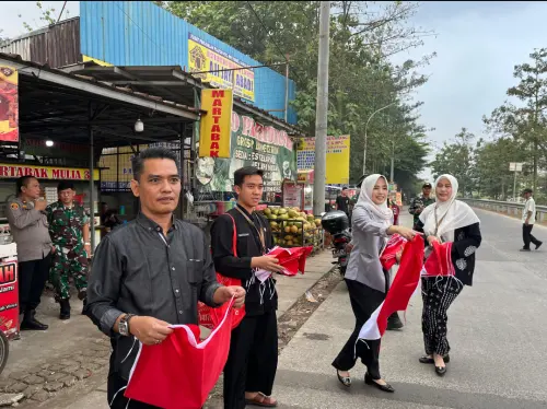 Camat Tajurhalang Turun ke Jalan, Bagikan 500 Bendera Merah Putih Semarak HUT RI ke-81