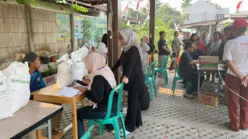 Penerima Bantuan Beras Bulog di Sawah Baru Menurun, Kesos: Semoga Warga Naik Kelas
