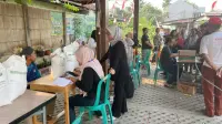 Penerima Bantuan Beras Bulog di Sawah Baru Menurun, Kesos: Semoga Warga Naik Kelas