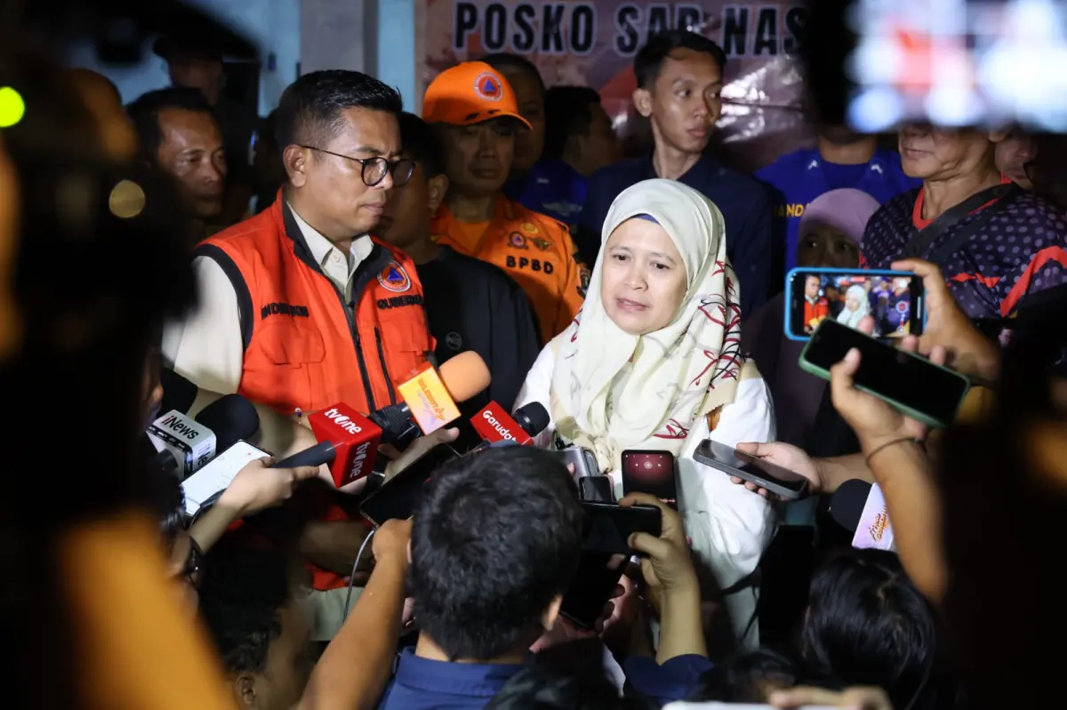 Andra Soni Turun ke Posko SAR Carita, Doakan 8 Korban Selat Sunda Selamat