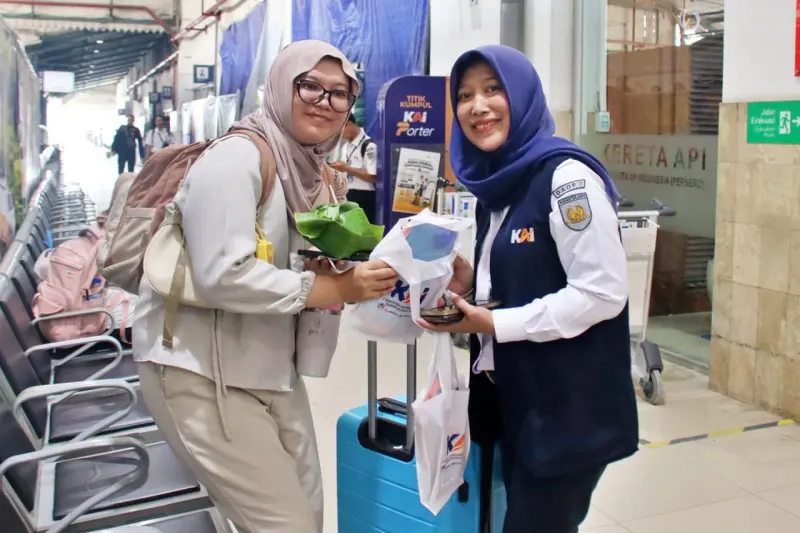 HUT ke-81 KAI, Ratusan Porsi Pecel Pincuk Madiun Dibagikan kepada Pelanggan