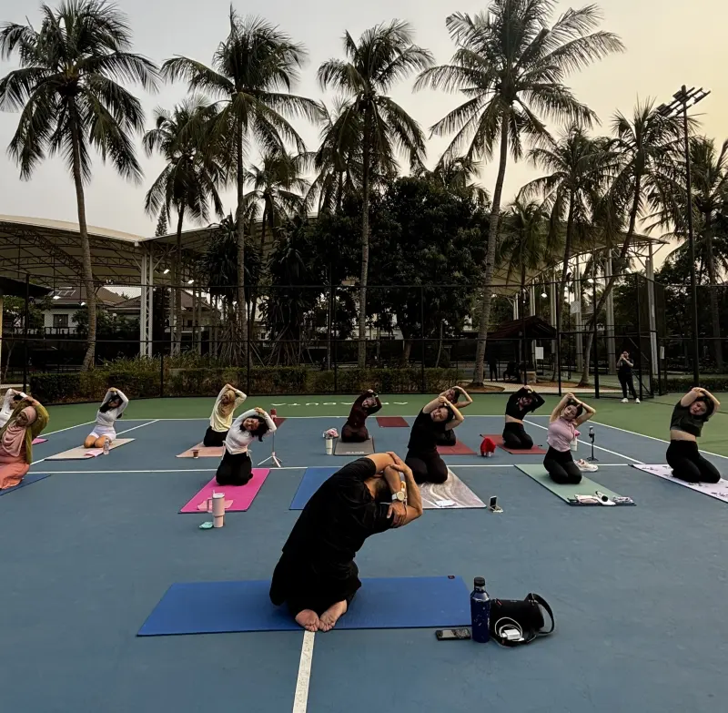 Sunset Yoga ARYADUTA Bikin Sehat, Segar dan Bugar