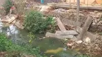 Turap Kali Ciater Rp2 Miliar Disorot, Puing Beton Nyemplung ke Aliran Kali