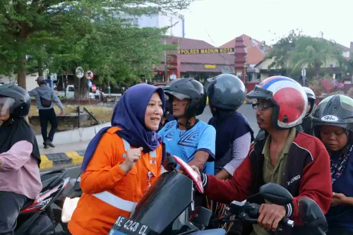 Peringati Hari Sumpah Pemuda ke-98, KAI Daop 7 Madiun Edukasi Keselamatan di Perlintasan Sebidang