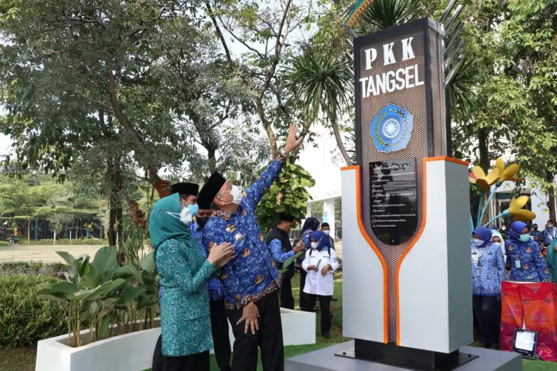 Benyamin Resmikan Tugu PKK Kota Tangsel