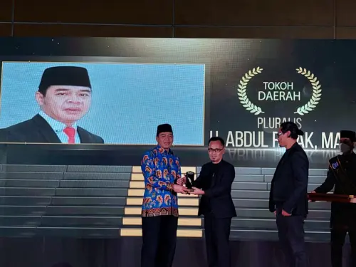 Sekum MUI Tangsel Terima Penghargaan PWI Award 2022