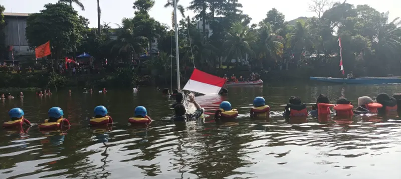 Aksi Ganespa Tangsel Upacara HUT RI ke-77 di Tengah Situ Tujuh Muara