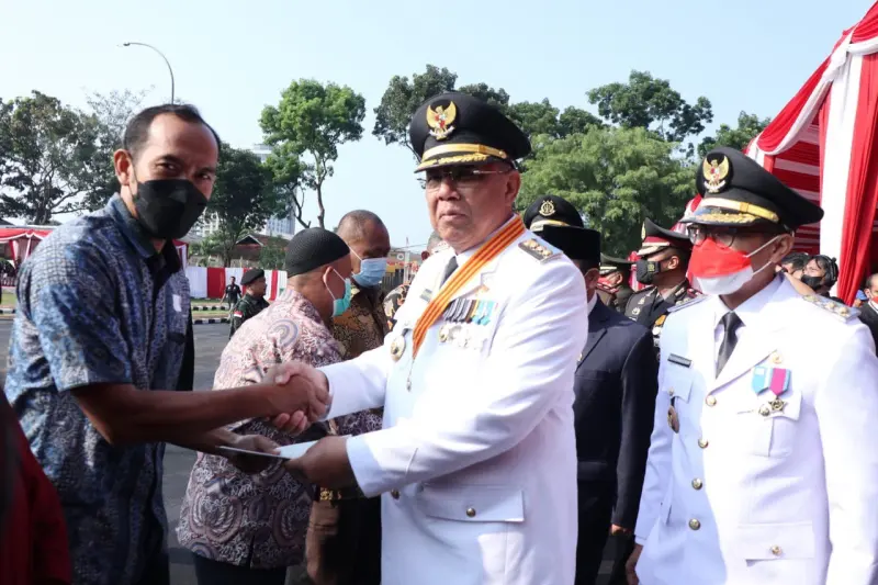 HUT RI ke-77, Benyamin Serahkan Sertipikat Tanah Pada Warga