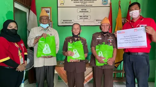 Konsumen Alfamart Salurkan Ratusan Paket Sembako ke LVRI