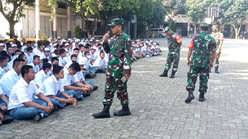 Sukseskan \'Army Go To School\' Koramil 07 Pondok Aren Kunjungi SMKN 2 Tangsel