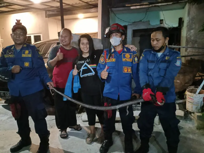 Warga Bakti Jaya Tangsel Geger, Ular Kobra di Lubang Septic Tank