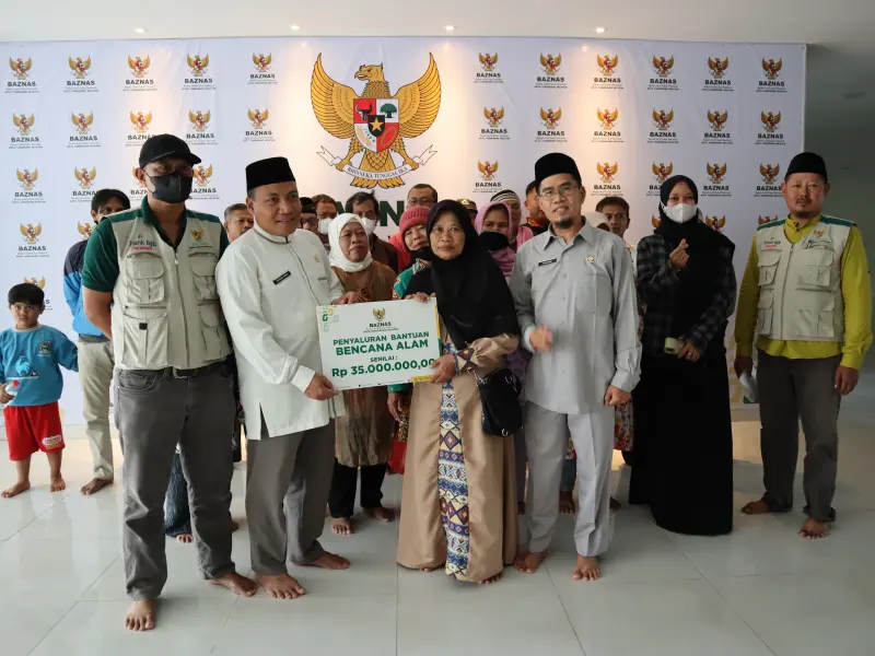 Atap Porak-Poranda Akibat Puting Beliung, Baznas Tangsel Beri Bantuan Rp 35 Juta