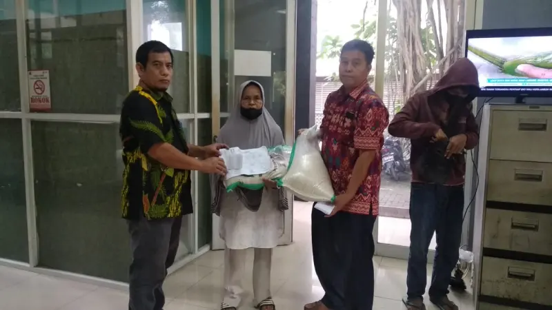 Kelurahan Cireundeu Kota Tangsel Salurkan Bantuan Bagi Lansia