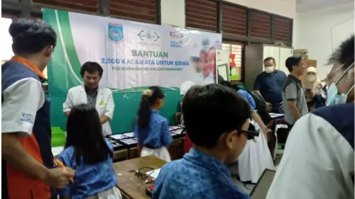 Lazisnu Tangsel Bareng Indomaret Berbagi Kacamata Gratis