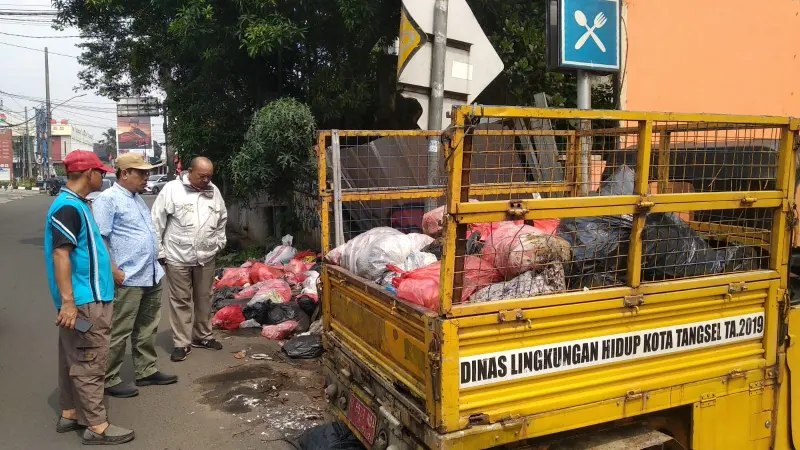 Pengguna Jalan kerap Lempar Sampah, Kondisinya Berceceran di Jalan Raya Cireundeu Kota Tangsel, Warga Geram Pelototi 24 Jam