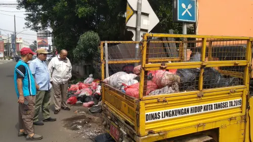 Pengguna Jalan kerap Lempar Sampah, Kondisinya Berceceran di Jalan Raya Cireundeu Kota Tangsel, Warga Geram Pelototi 24 Jam