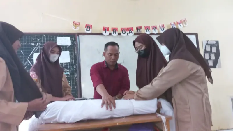 Pentingnya Memaknai Fardhu Kifayah,  Peserta Didik Madrasah Aliyah Daarul Hikmah Tangsel Dilatih Cara Pemulasaran Jenazah