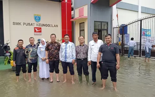 Resah Akibat Banjir di SMK Negeri 2 Tangsel, Camat Pondok Aren Hendra Turun langsung Atasi Masalah
