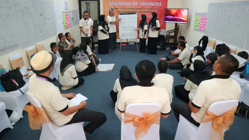 Bahas Sosial Hingga Keuangan, Yayasan Amal Khair Yasmin Beri Pelatihan Guru Di Lima Daerah Â 