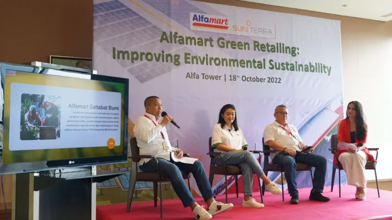 Komitmen Selamatkan Bumi, Alfamart Gunakan Energi Terbarukan