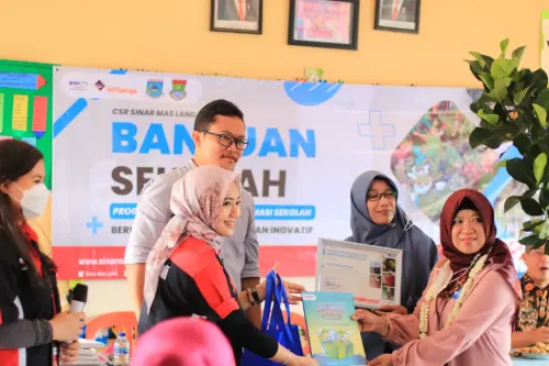 Sinar Mas Land Salurkan Bantuan Sekolah dan Madrasah Binaan