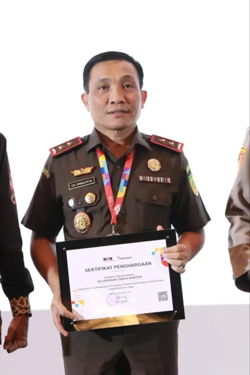 Eben Terima Penghargaan KPK, Tindak Pidana Korupsi Terbaik Tingkat KejatiÂ 