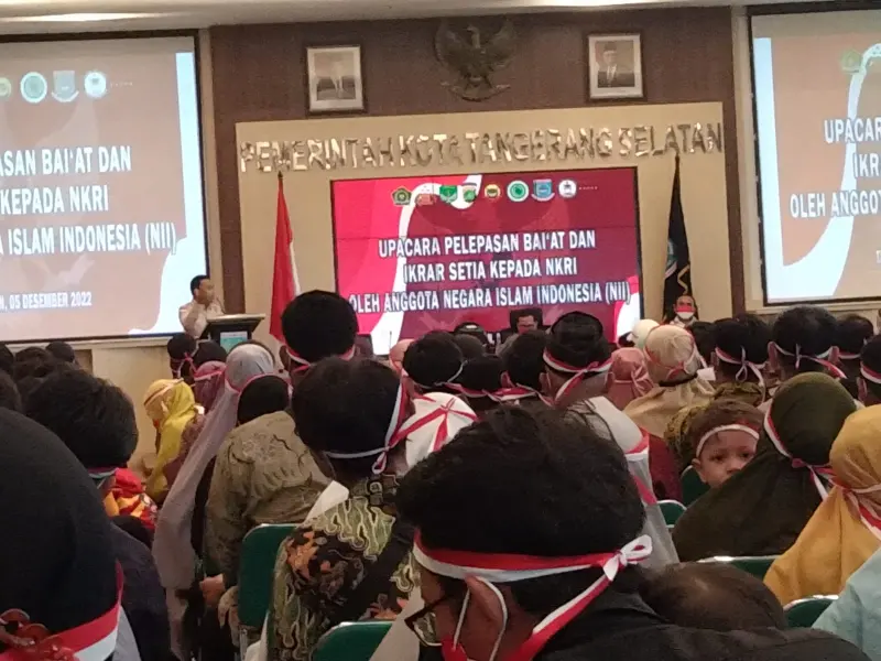 Ratusan Eks Anggota NII Sumpah Setia Pada NKRI,  Kepala Diikat Merah Putih Penuhi Balaikota Tangsel