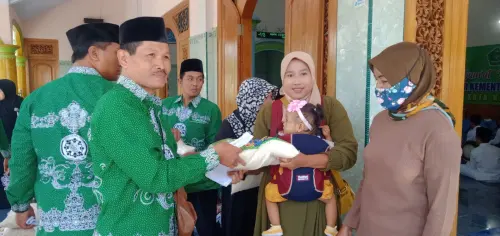 Bagikan 300 Kantong Beras Pada Kaum Dhuafa, Kemenag Kota Kediri: Sedekah Bisa Tolak Bala