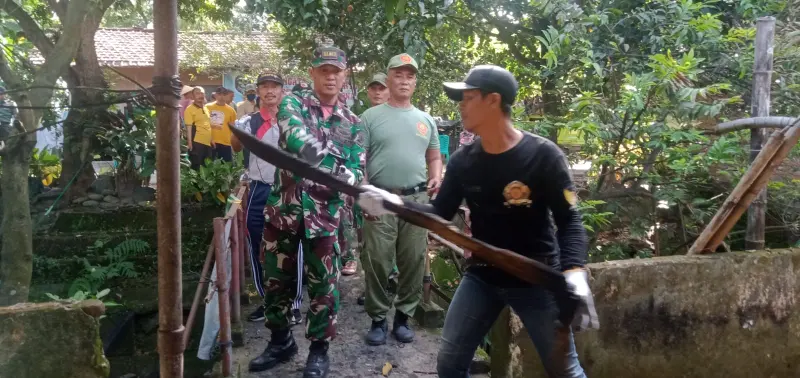 Guyub Rukun Bantu Kasiatun, Tiga Pilar Mojoroto Kota Kediri Angkut Puing Bekas Kebakaran