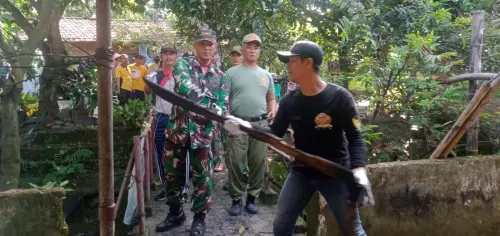 Guyub Rukun Bantu Kasiatun, Tiga Pilar Mojoroto Kota Kediri Angkut Puing Bekas Kebakaran