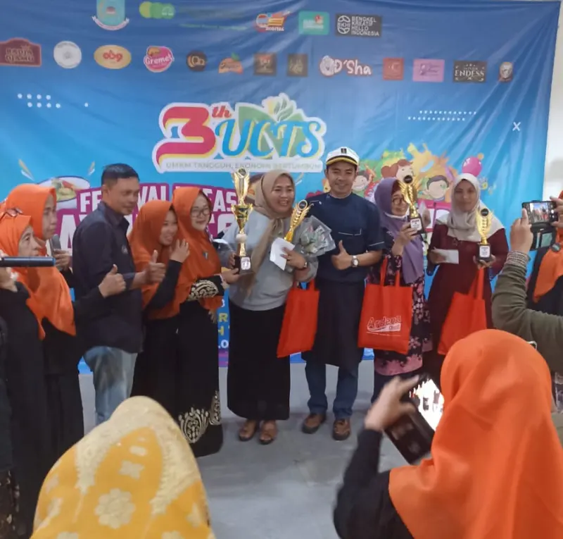 Lomba Kreasi Sayur Besan, Ibu RW 09 Cireundeu Juara Satu Saat HUT UCTS Ke-3