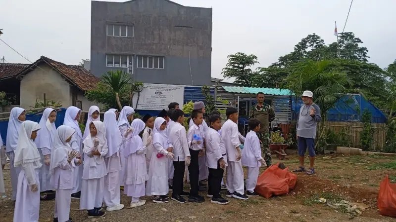 Siswa SDIT Al Amanah Serpong Tangsel Tanam Bibit Pohon di Bantaran Cisadane