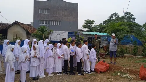 Siswa SDIT Al Amanah Serpong Tangsel Tanam Bibit Pohon di Bantaran Cisadane
