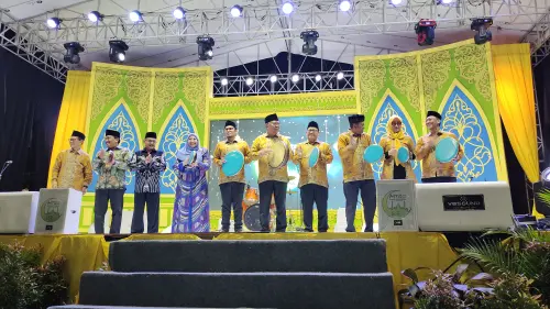 Benyamin & Rektor UIN Jakarta Tabuh Rebana Pada Pembukaan MTQ XIV