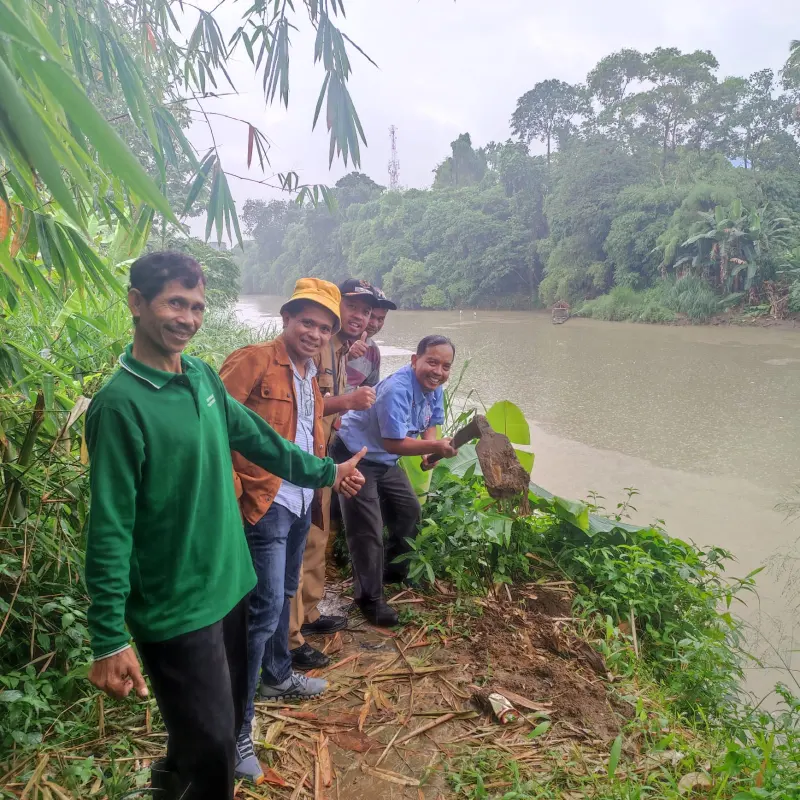 PT IKPP Tangerang Tanam Pohon Loa Di Bantaran Sungai Cisadane